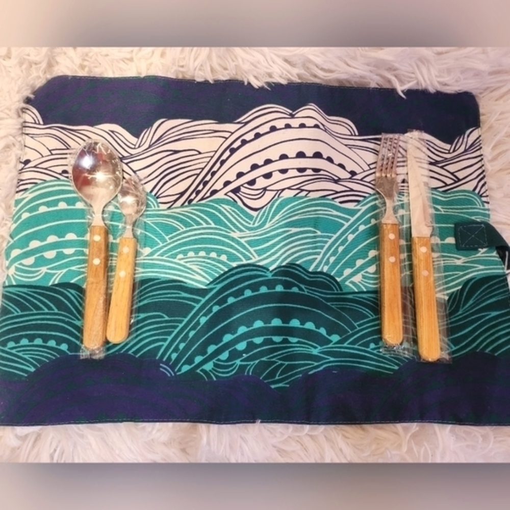 NWT 2 placemat and ustensils kit‎